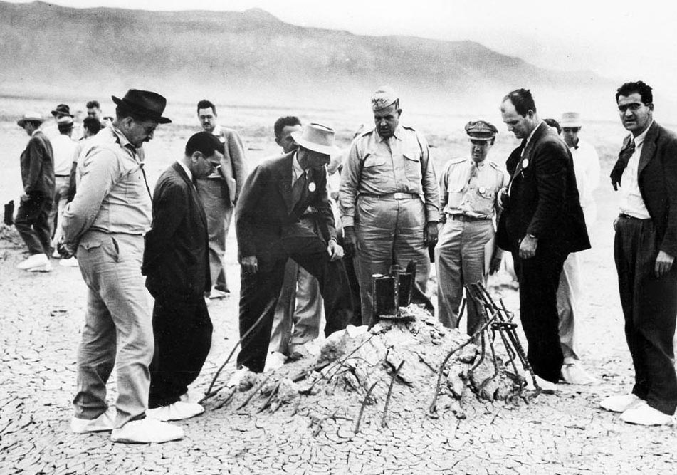 J. Robert Oppenheimer, General Leslie Groves,<br />
and others at the ground zero site of the Trinity test after the bombing of Hiroshima and Nagasaki